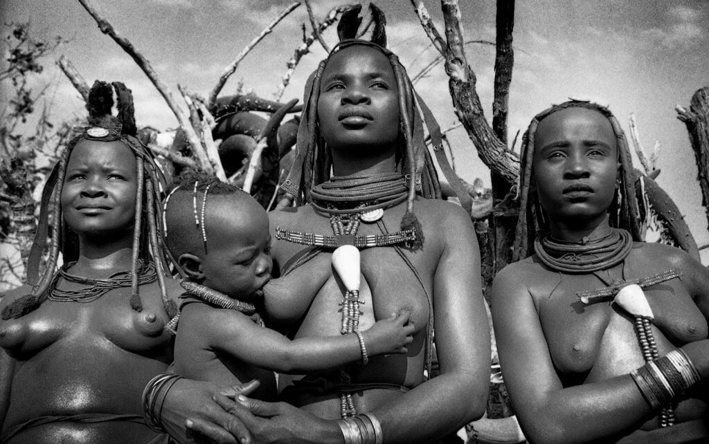 Young women and baby Vetamuna homestead Ovahimba / Rina Sherman